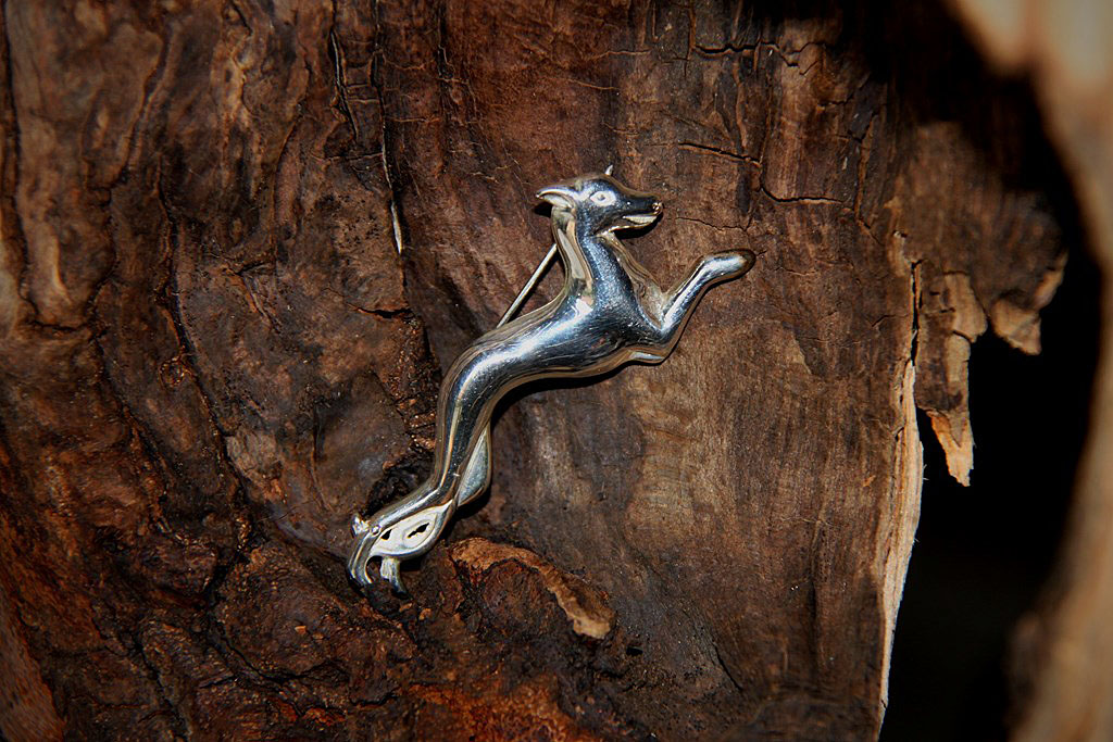 Jumping Sighthound 925er Brosche