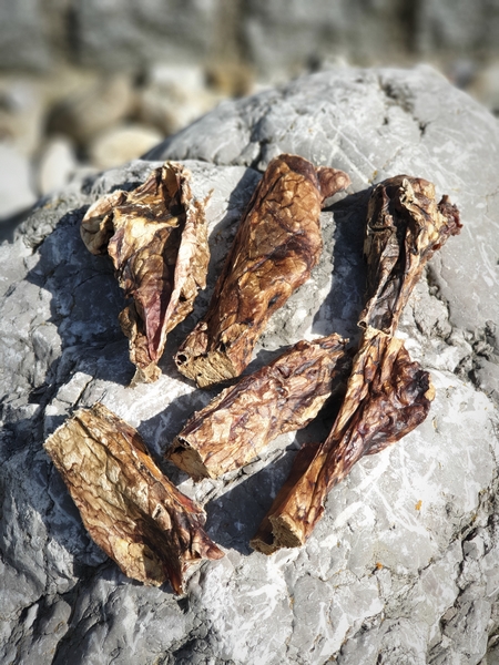 Rinderlungestücke auf einem Stein präsentiert