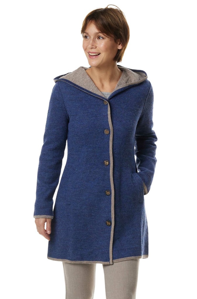 Eine Frau trägt einen eleganten, taillierten Mantel aus blauer Wolle mit hellem Futter und Knöpfen