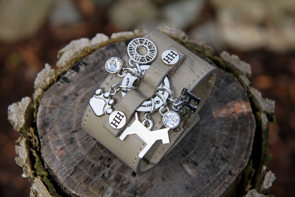 Armband aus Leder in Taupe mit einem mittig angebrachten Metallring mit Charms