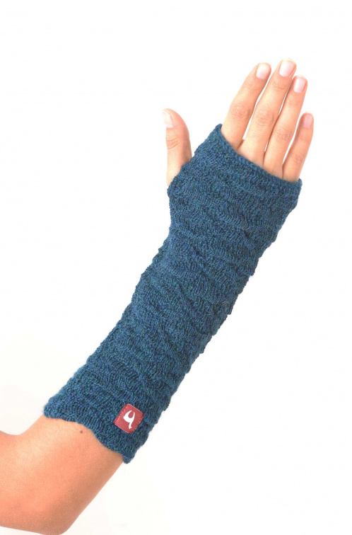 Bildcollage mit drei Frauenhänden, die Hand-Arm-Stulpen in verschiedenen Farben tragen