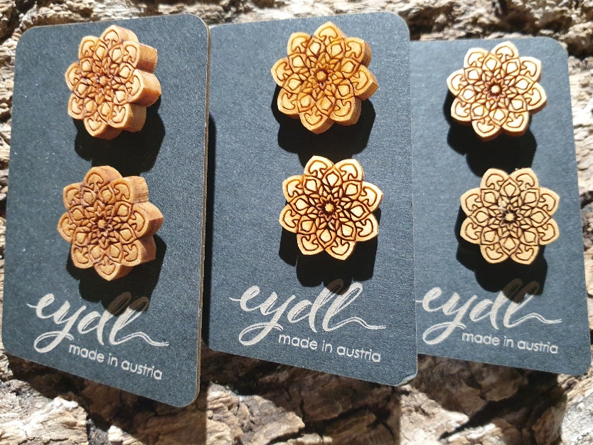 drei Paar Ohrstecker aus Holz in Mandalaform