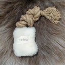 Vier Apportel aus Schafsfell mit Jutestrick in verschiedenen Größen und Farben