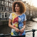 T-Shirt mit buntem Motiv eines sich spiegelnden Baum des Lebens