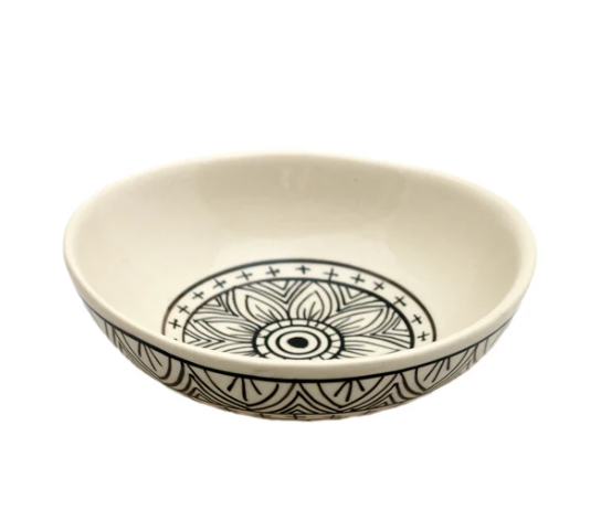 Mit dezentem Maori-Muster in Schwarz bemalte, beige Keramikschale