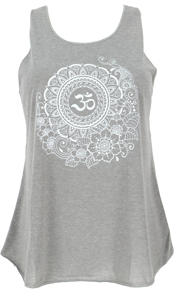 Frau in leichtem Tanktop mit Druck Om-Mandala