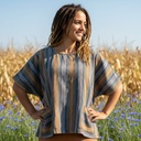Frau mit gestreifter Bluse mit Fledermausärmeln vor Getreidefeld
