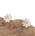Ohrstecker in Blumenform auf Holz liegend