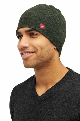 Alpaka Wendemütze in Seitenansicht als Beispielfarbe Tannengrün getragen von einem Mann