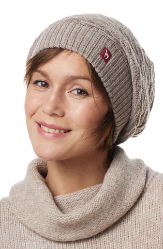 Kopf einer lächelnden Frau, die eine beige Beanie-Mütze trägt