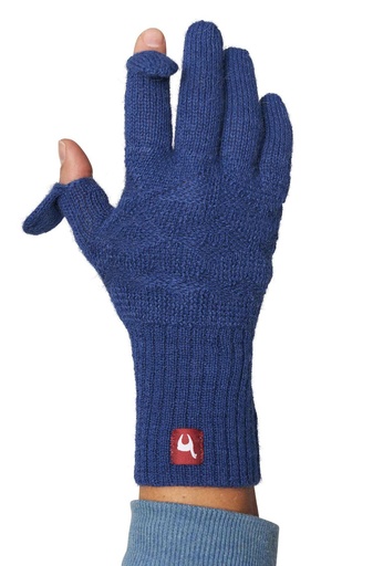 Hand mit Fingerhandschuh aus blauer Wolle, bei dem Daumen und Zeigefinger durch umgeklappten Stoff freigelegt sind
