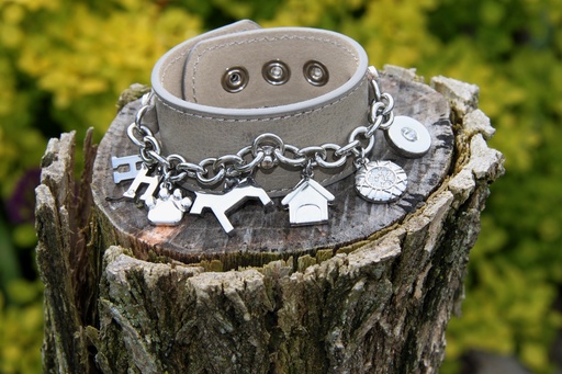 Lederarmband in Taupe mit einer umlaufend, mittig angebrachten Kett mit Charms