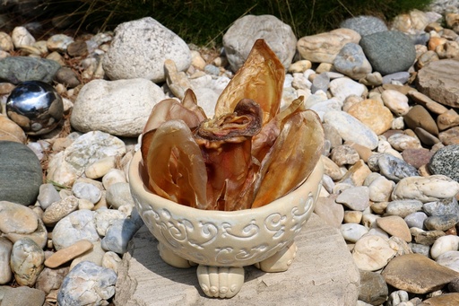 getrocknete Rinderohren in einer Schale