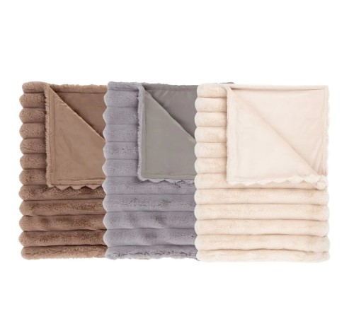 Kuscheldecken mit längerem Flor in breiter Rippstruktur in den Farben Grau, Taupe und Creme liegend, mit einer Ecke aufgeschlagen, die die glatte Unterseite zeigt.