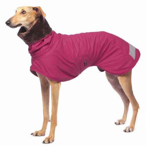 Hund im Regenmantel in Magenta mit Plüschfutter in Braun