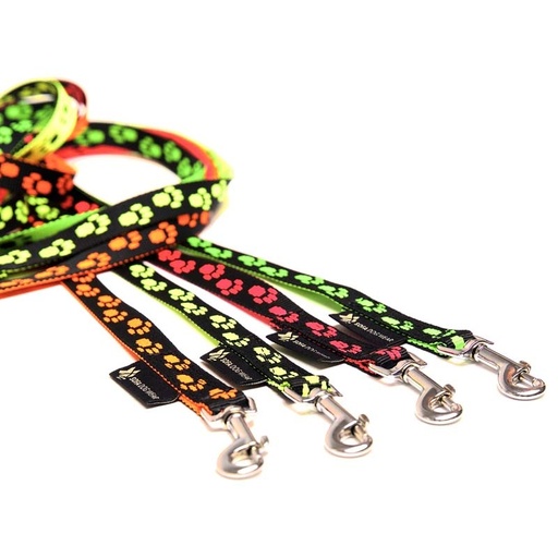 verschieden farbige Hundeleinen mit Pfotenmuster