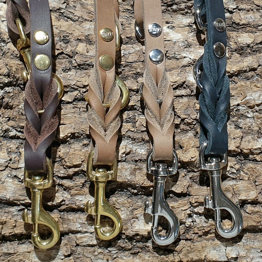 vier verschieden farbige Fettlederleinen mit Karabiner