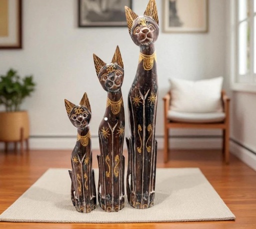 3er Set Holzskulpturen sitzende, geschnitzte Katzen teils mit Gold bemalt